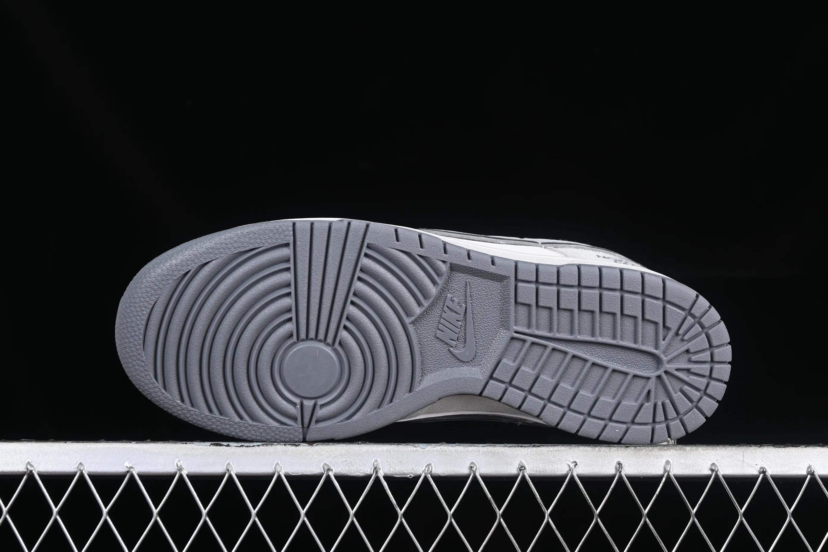All Categories Nk SB Dunk Series Nk SB Dunk Low Low-top sneakers Nk Dunk Low North CDG joint-grey Three-party joint SB low-top casual sneakers FC1688-181